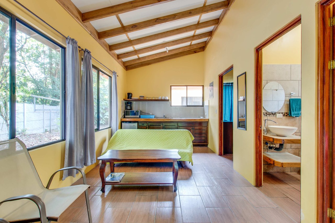 A highly-rated and high-occupancy resort with a hotel, cabins, on-site restaurant and a pool an easy 5-minute walk from PLAYA UVITA and Marino Ballena National Park!