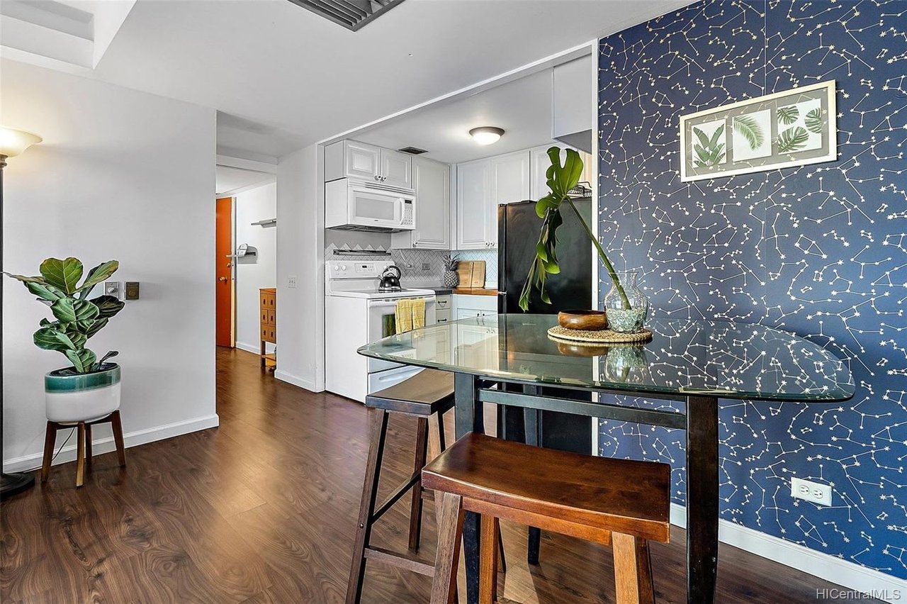 225 Queen St, #6A