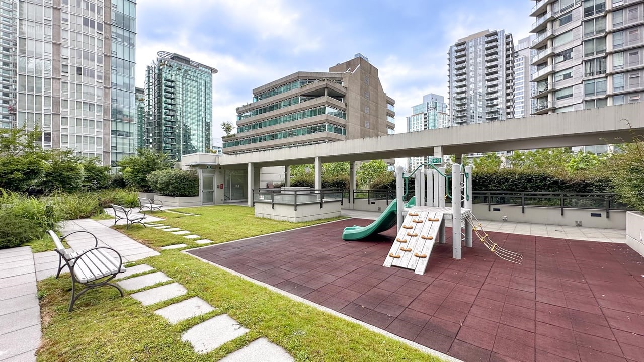 1001-1211 Melville St