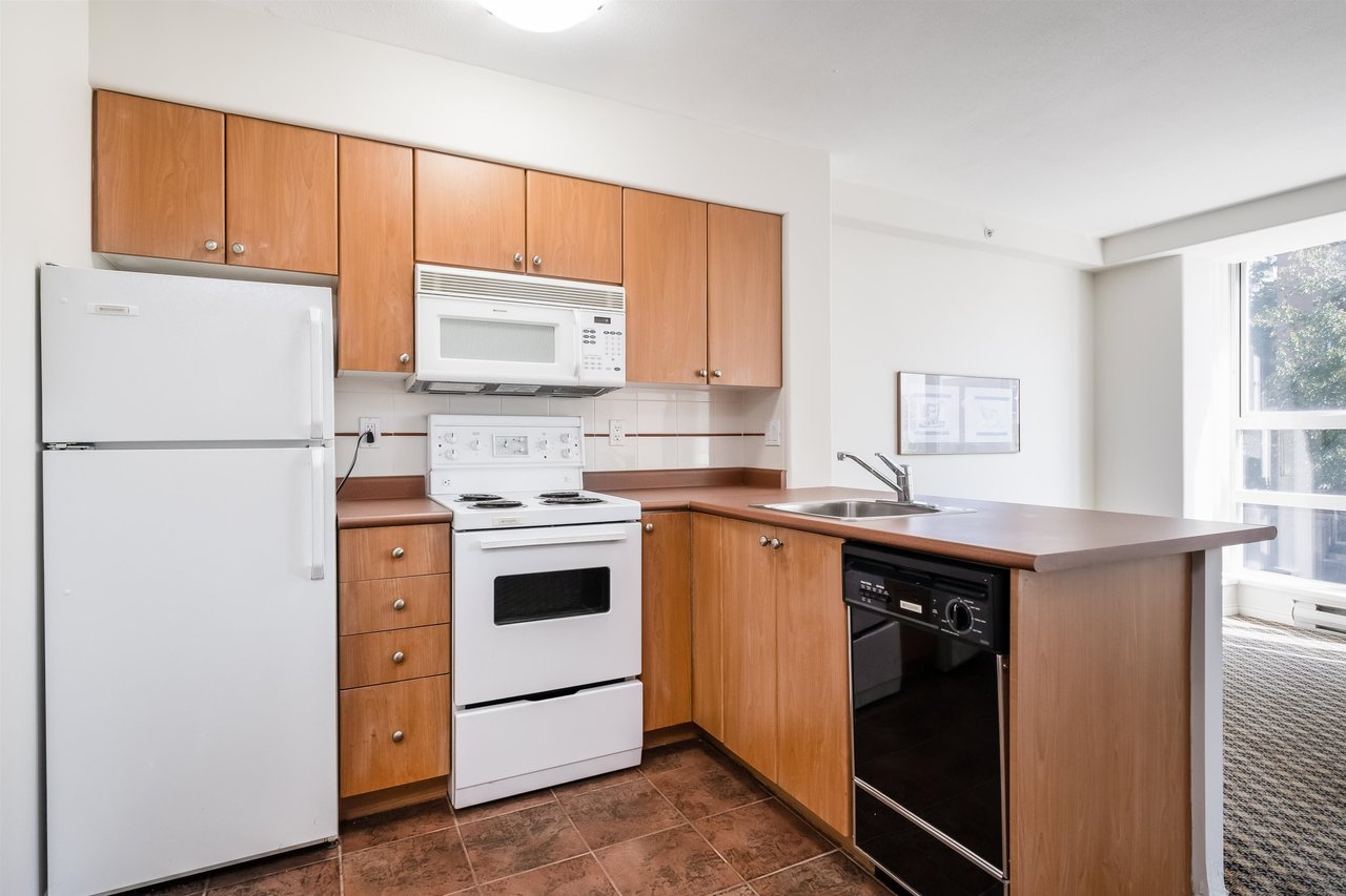 208-910 Beach Avenue, Vancouver
