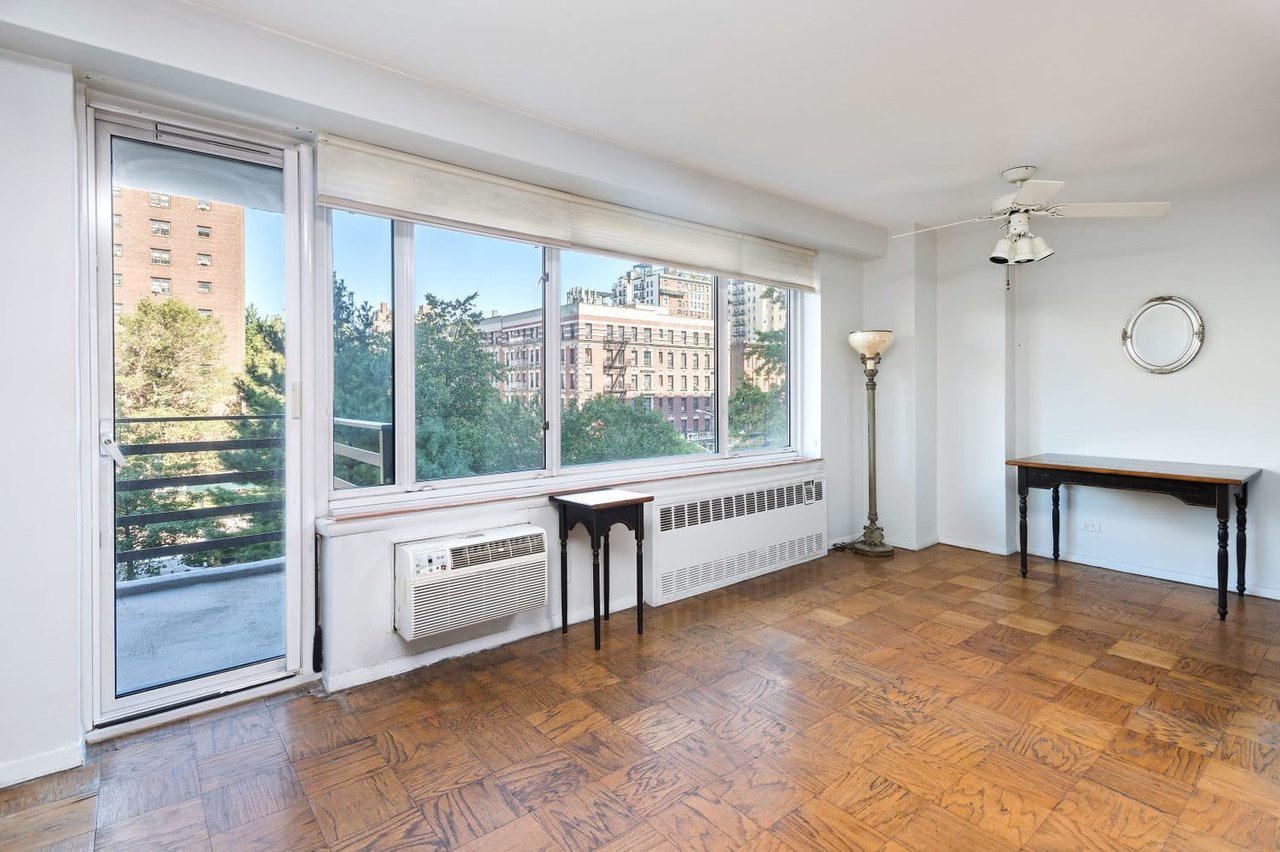 392 Central Park West Unit: 4W