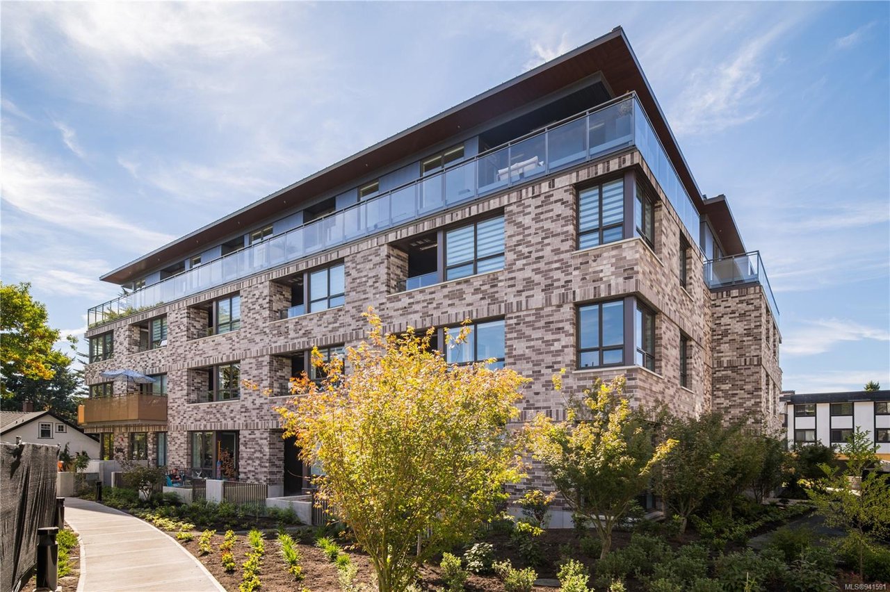 403-1018 Pentrelew Pl
