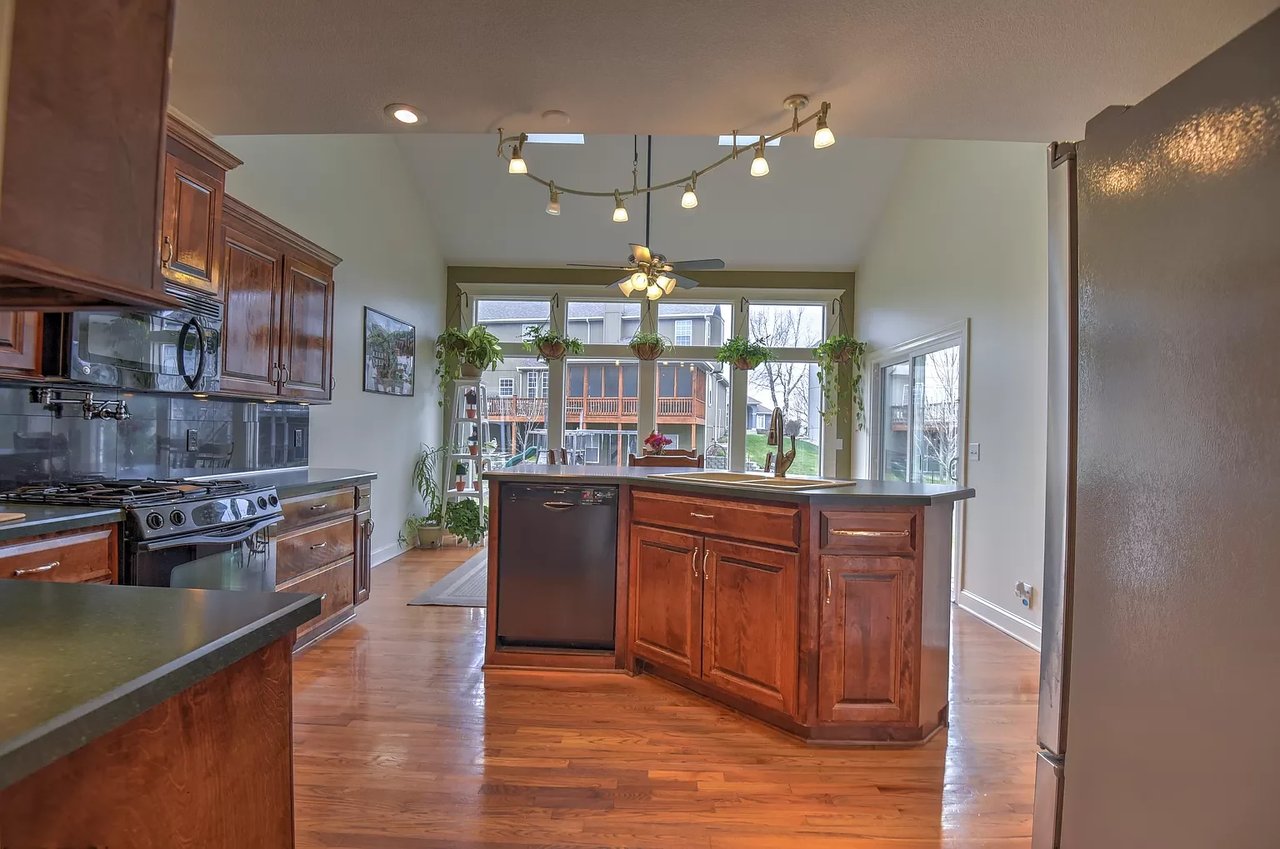20820 W 100th Terrace