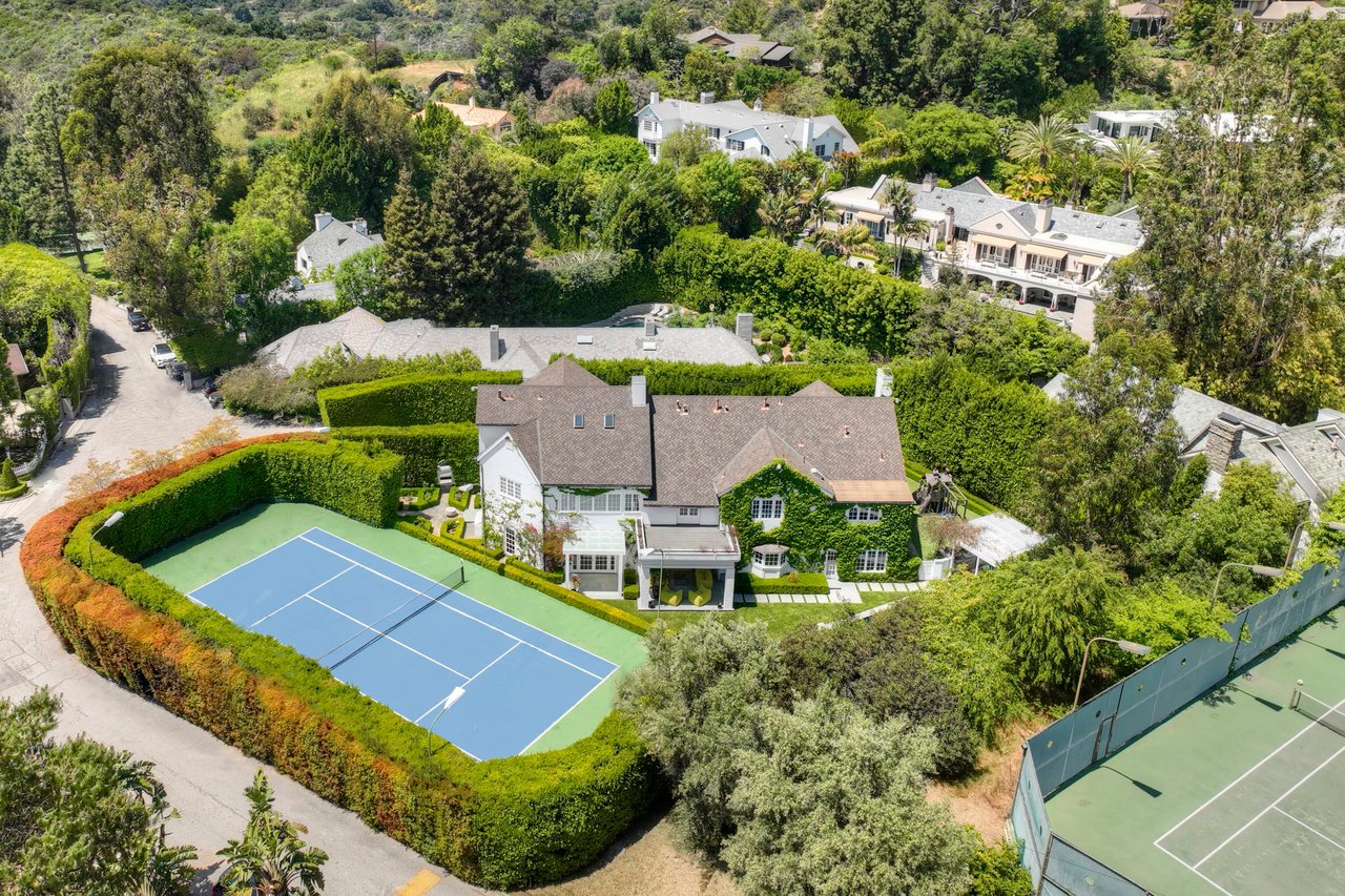 ‘Avatar’ Actress Zoe Saldana Lists Beverly Hills Home for $16.5 Million