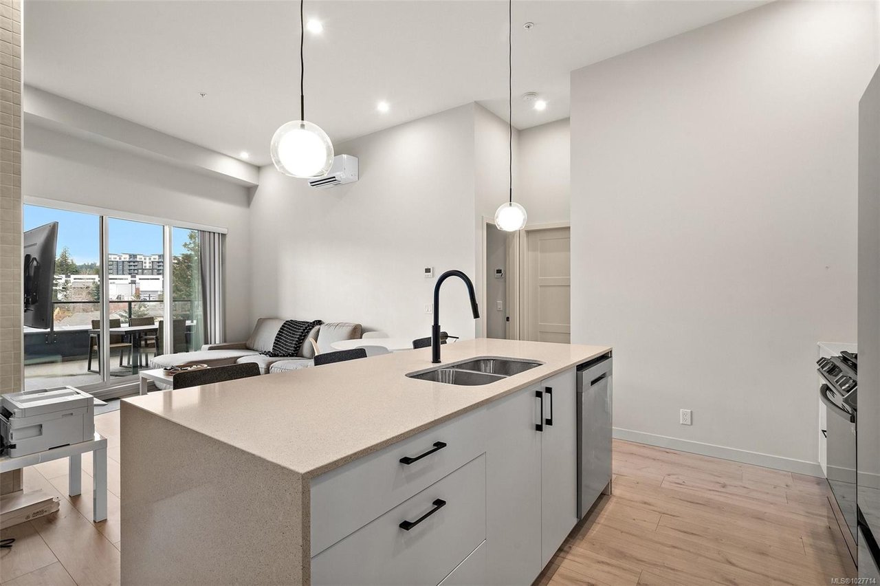 606-947 WhirlaWy Cres