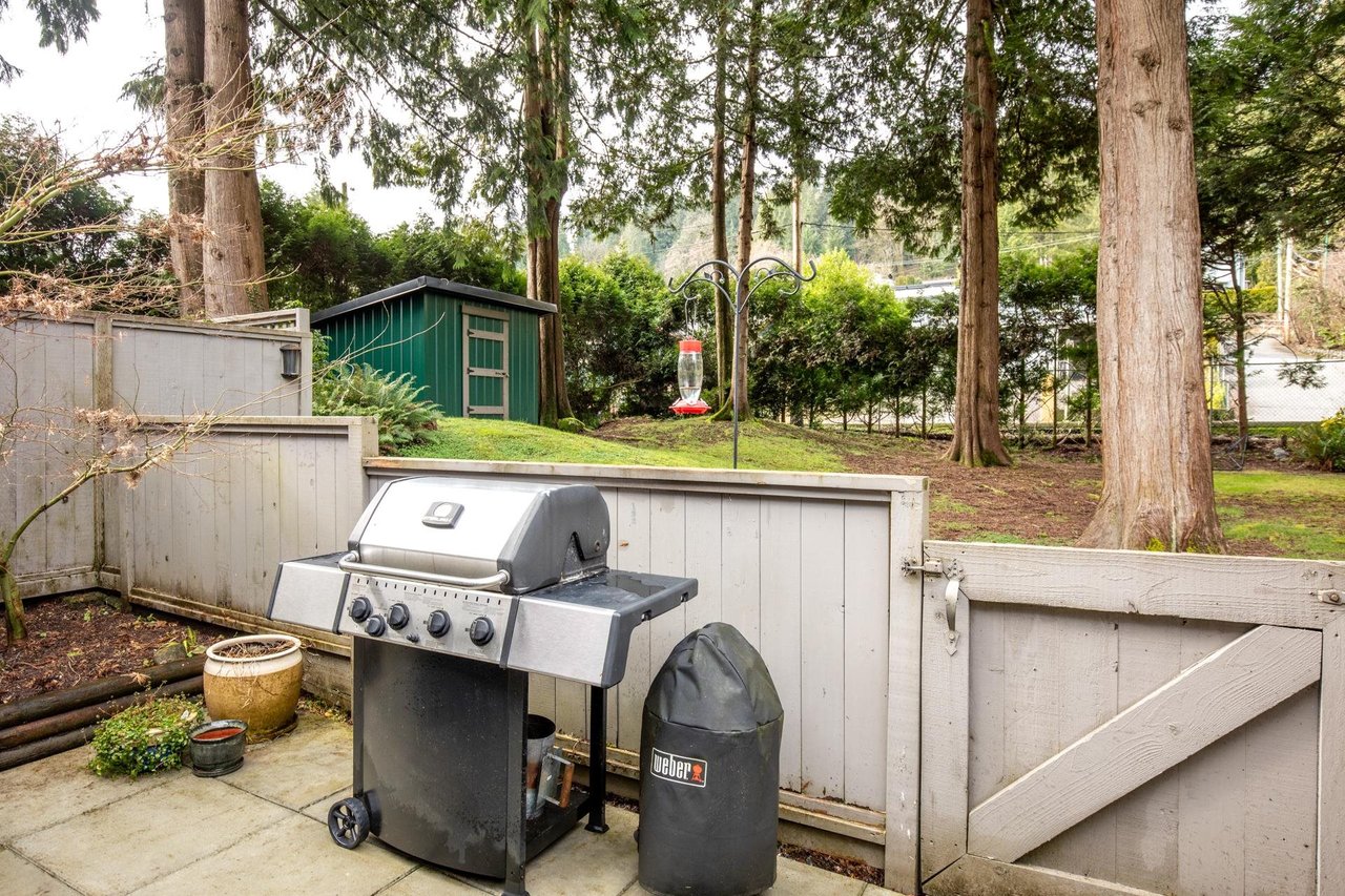 2060 Deep Cove Cres
