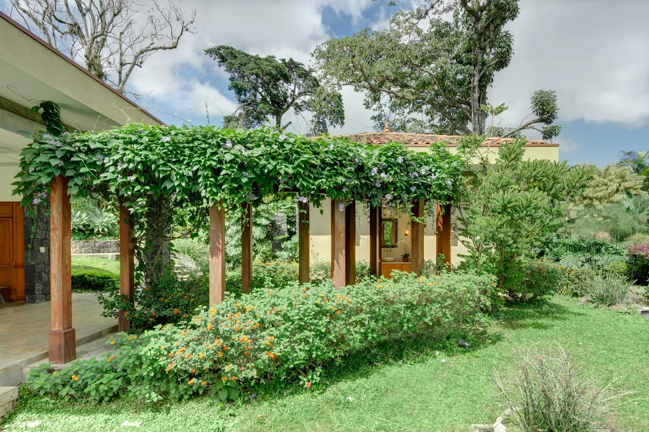 Exquisite Residence In Escazu