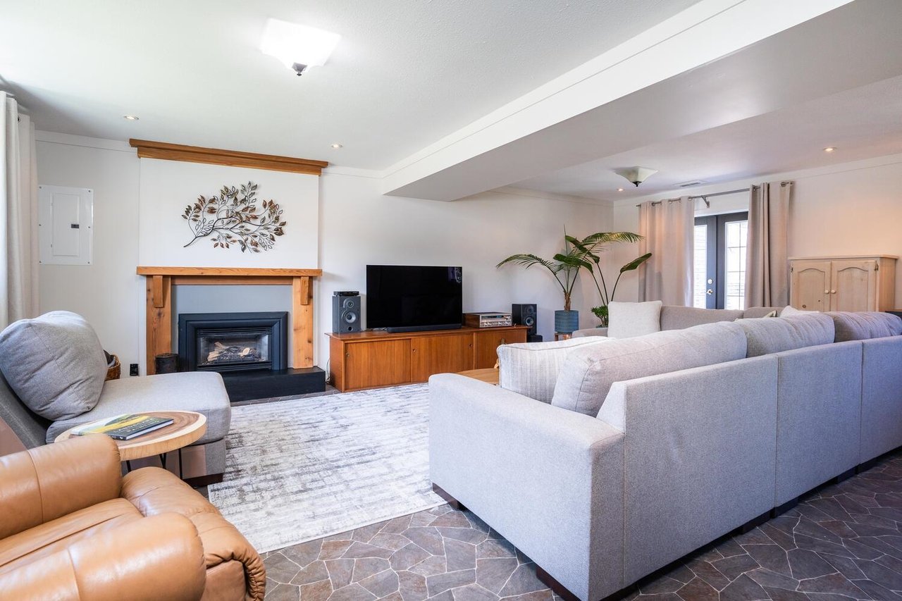 4352 49 St