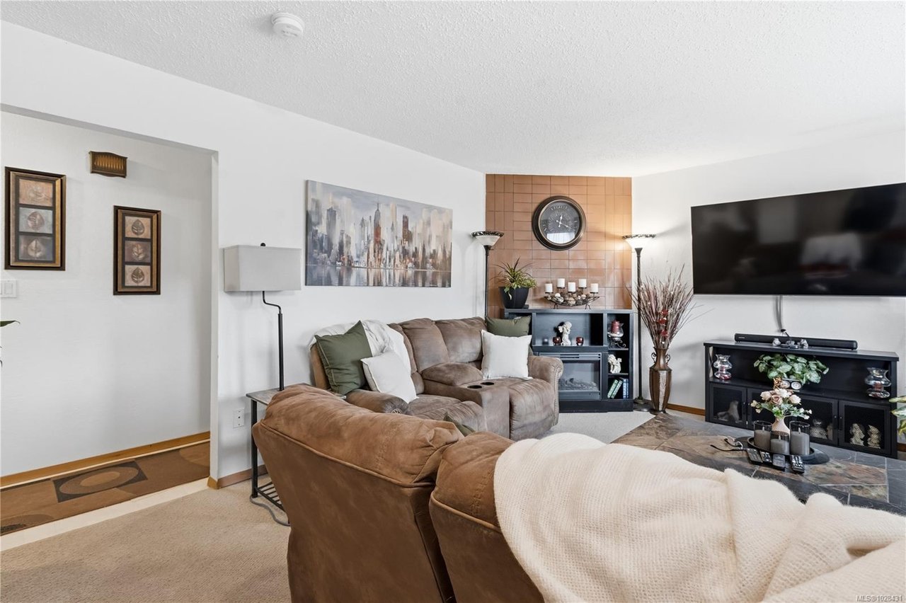 1639 Holly Cres