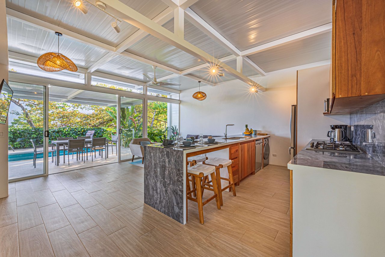 Casa Las Palmeras, Stunning Mountain and Ocean View Home
