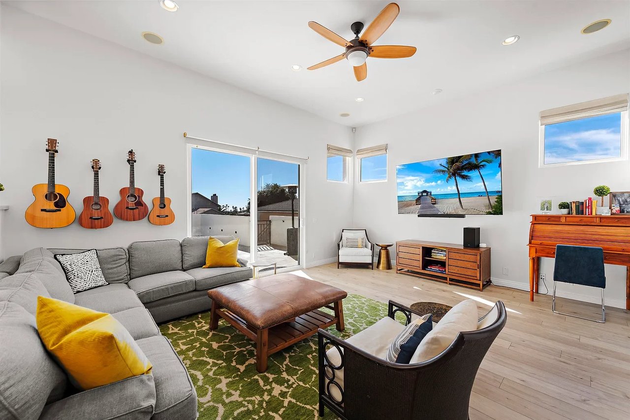 819 Van Nuys St