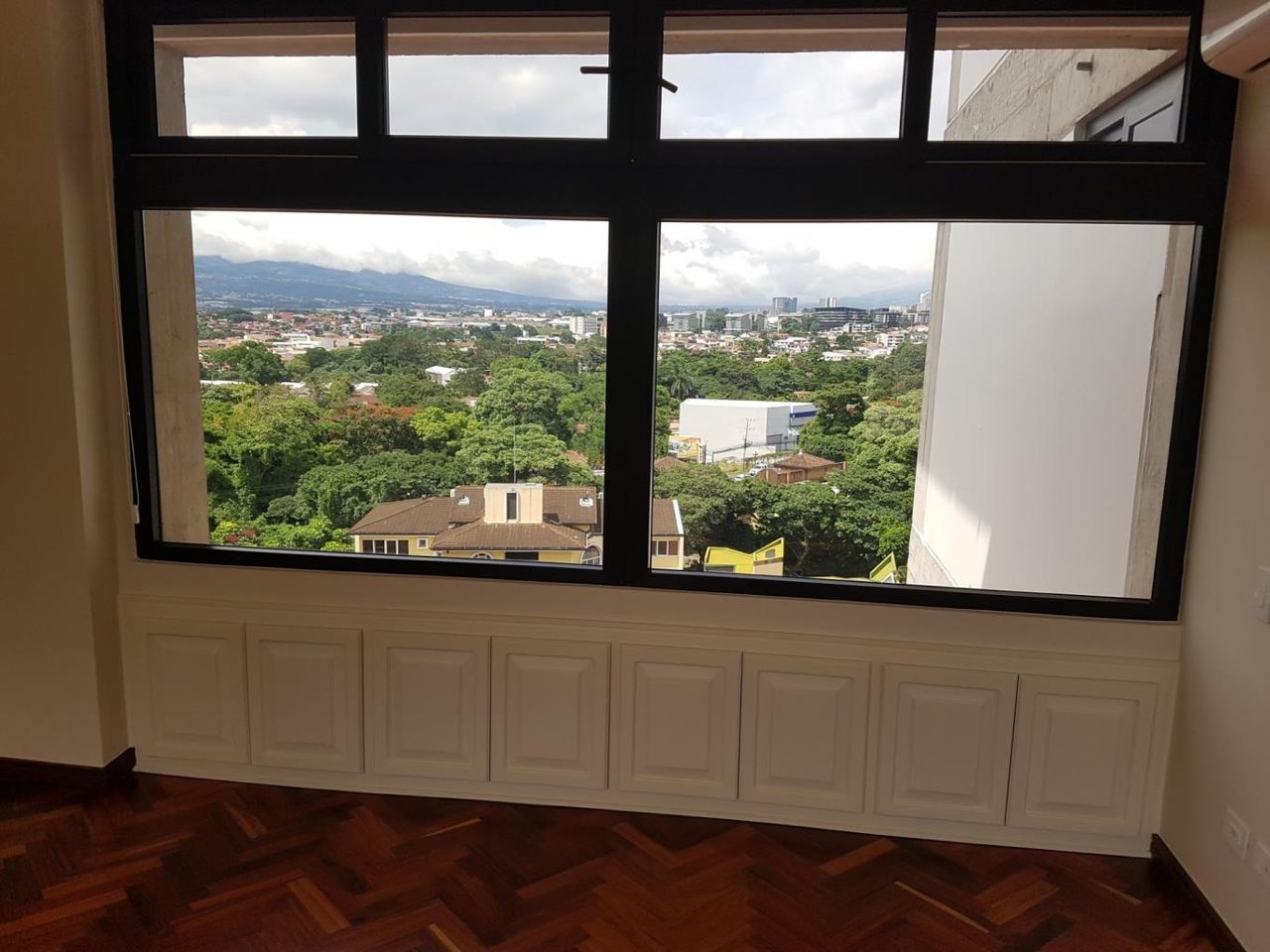 Remodeled Full Floor Condo, Escazu, San Jose