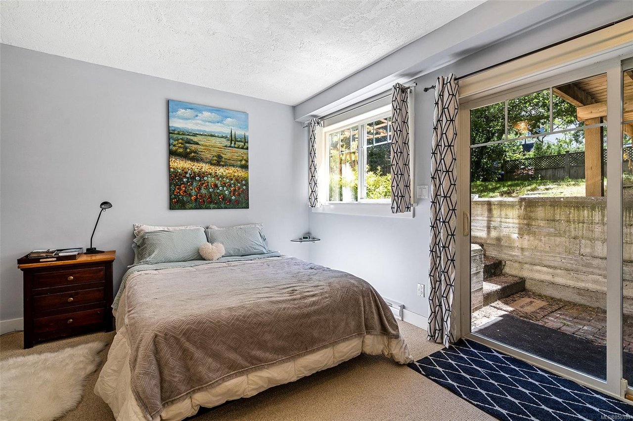 2-933 Empress Ave