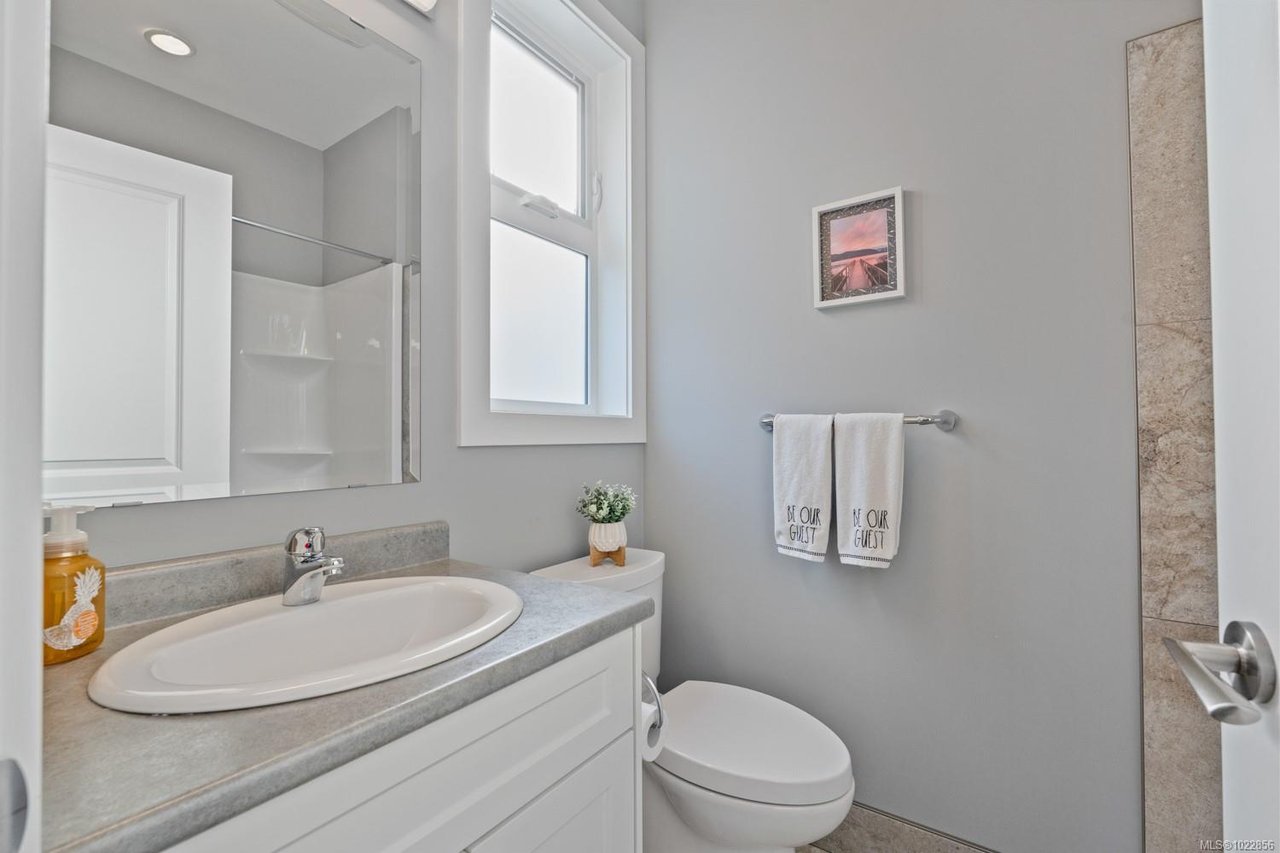 7364 Lakefront Dr, Lake Cowichan