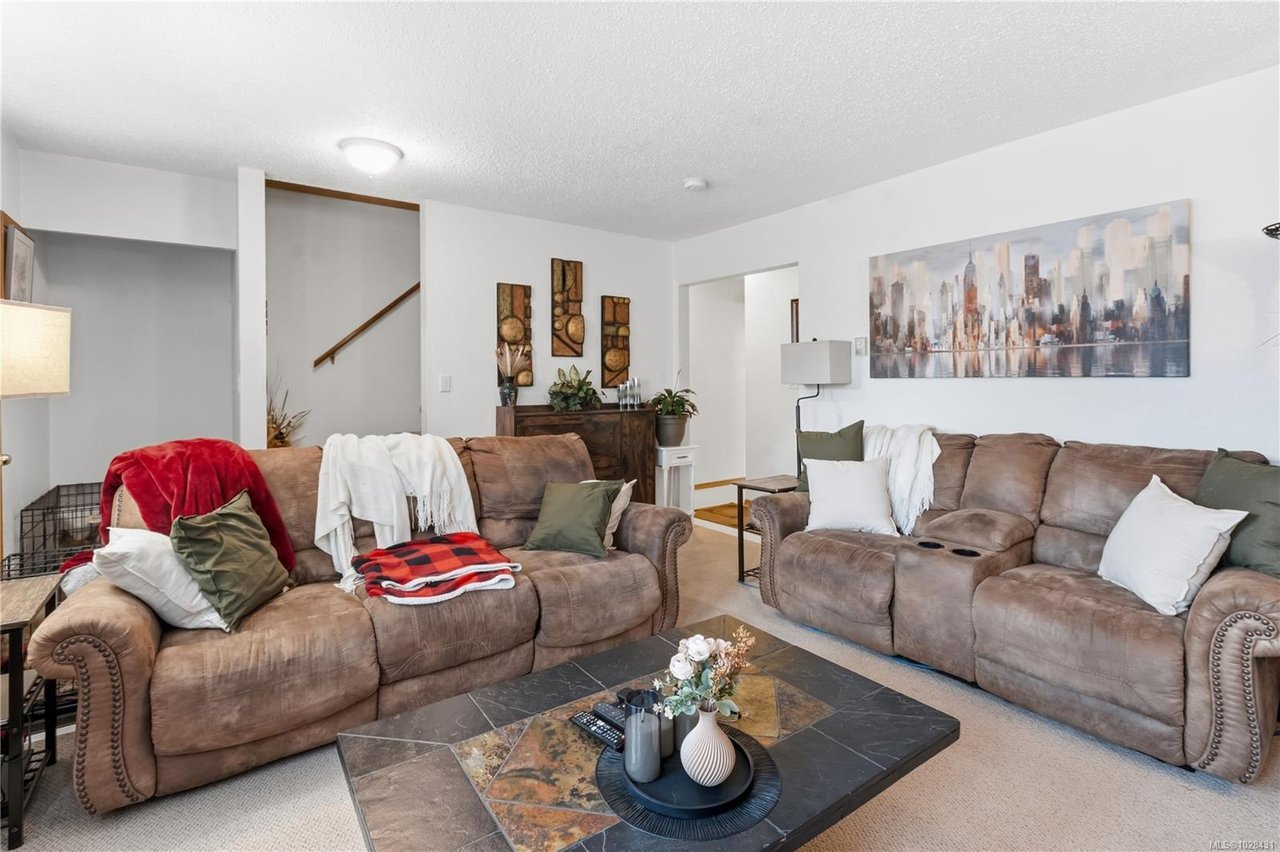 1639 Holly Cres