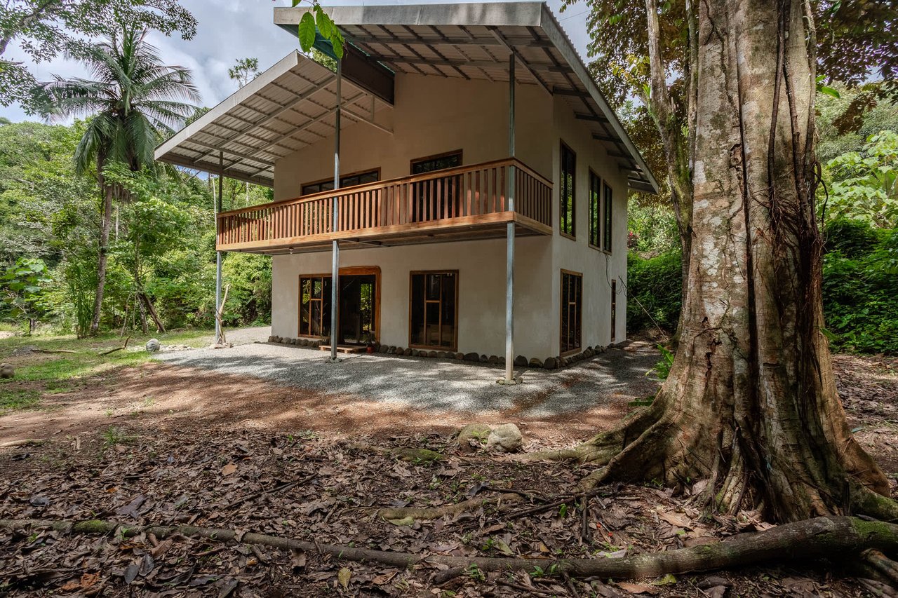 Prime Investment Opportunity In Uvita’s Premier Location:  Casa Casario – Your Fixer-Upper Dream!