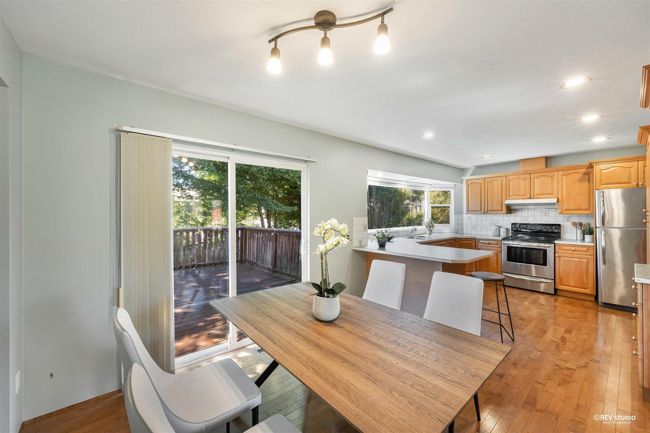 3162 Bute Cres