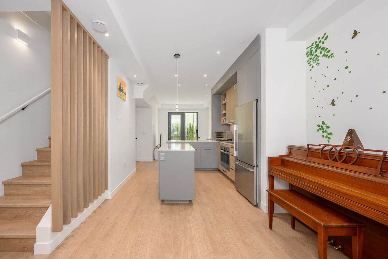 203-606 Foster Ave