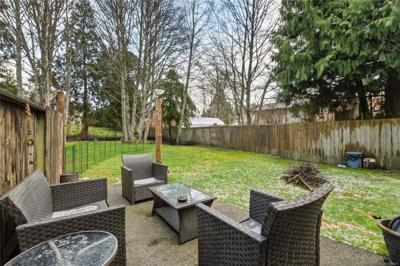 1639 Holly Cres