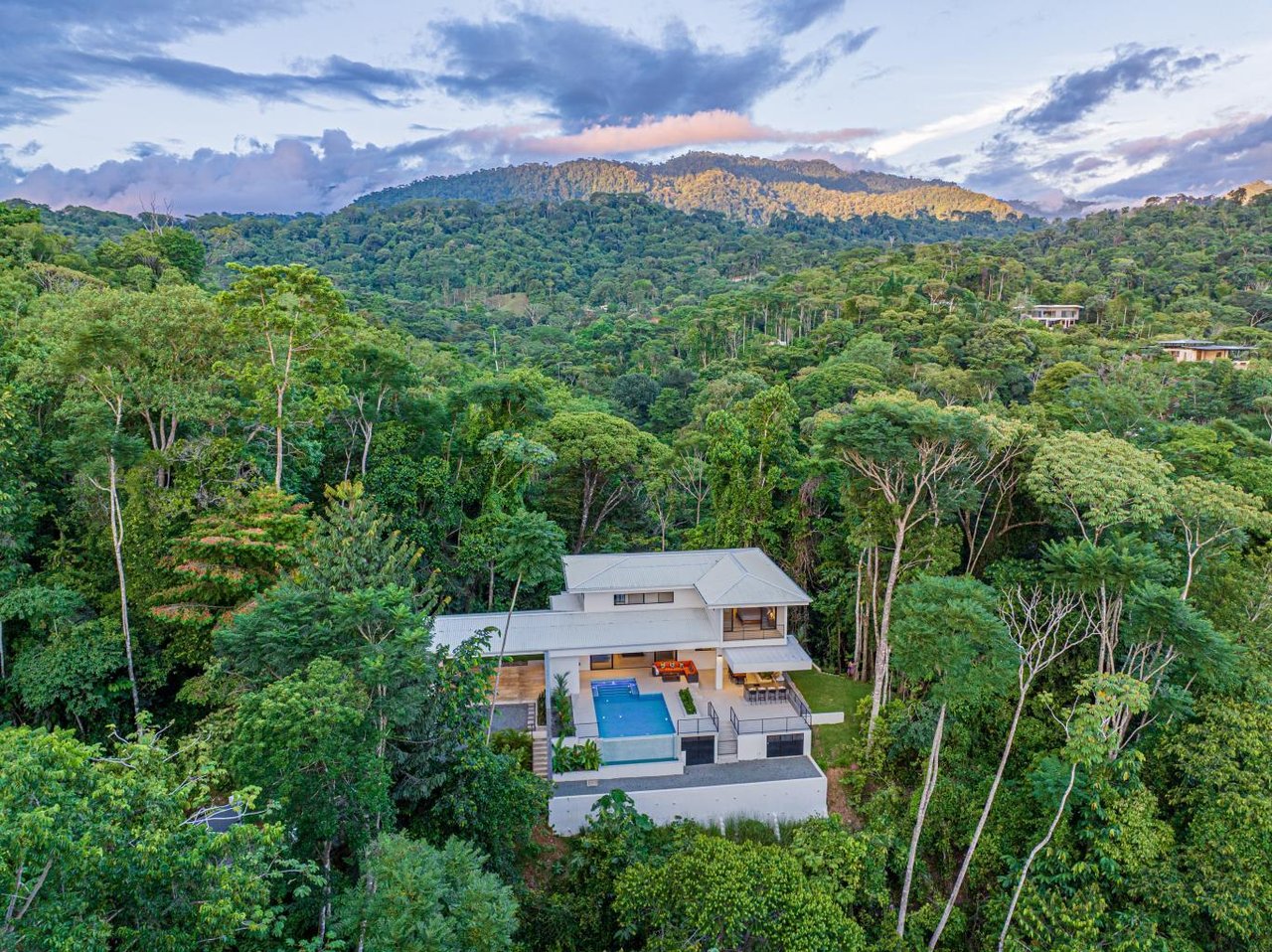 Outstanding Uvita Gem, Hidden in the Canopy with Ocean and Mountain Views