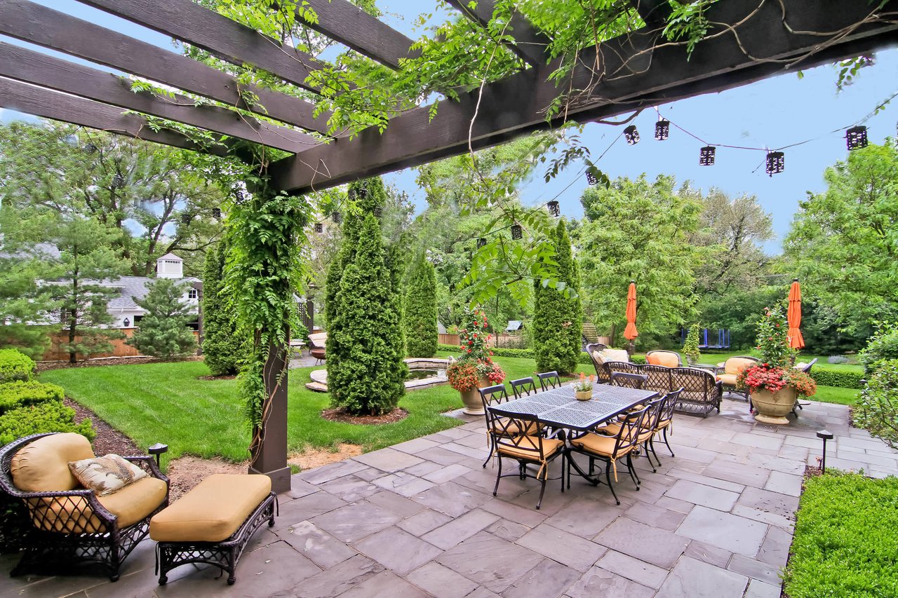 A Spectacular Home to Indulge an Opulent Lifestyle 