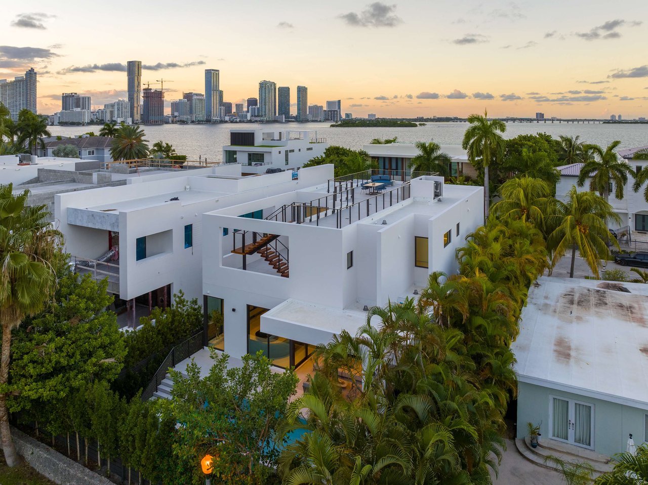 1098 N Venetian Dr