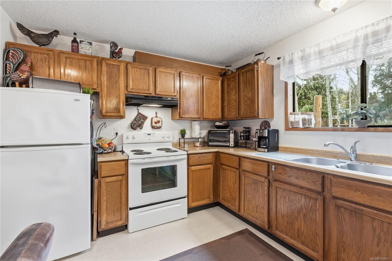 1639 Holly Cres