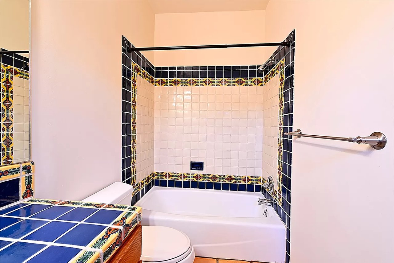 3246 La Paz Ln