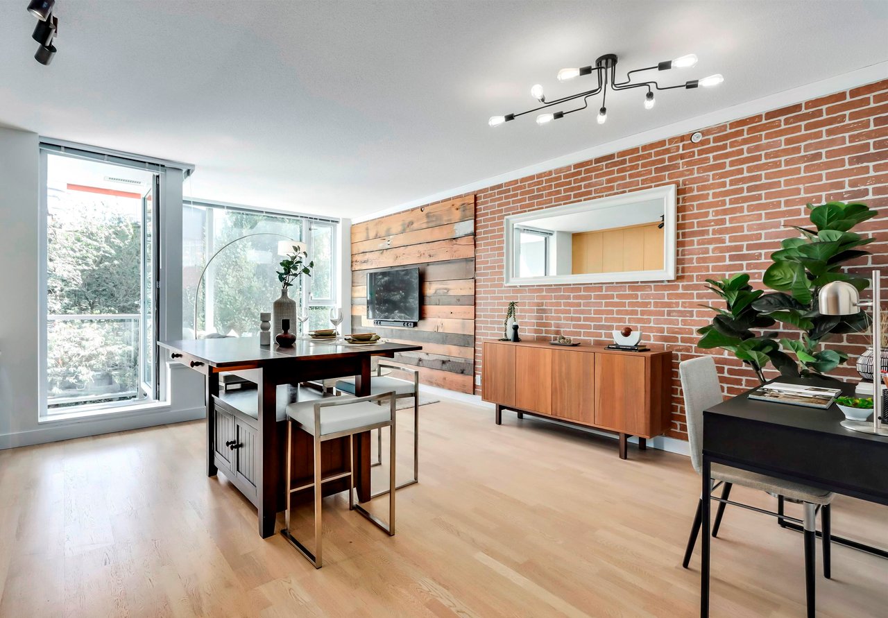 404-251 E 7th Ave
