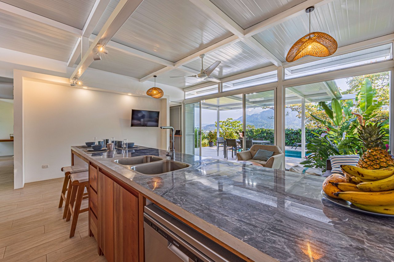 Casa Las Palmeras, Stunning Mountain and Ocean View Home