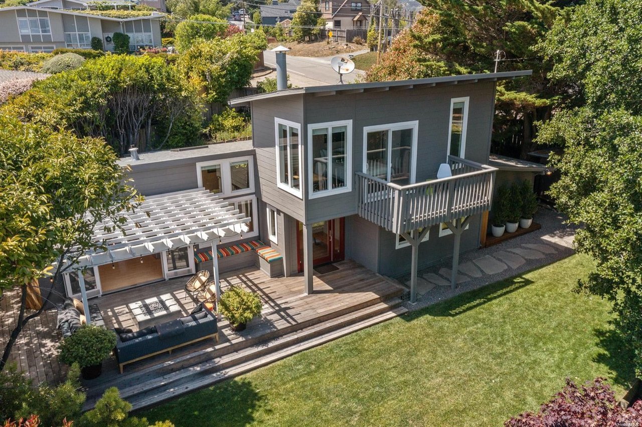 2 Cedarwood Ln