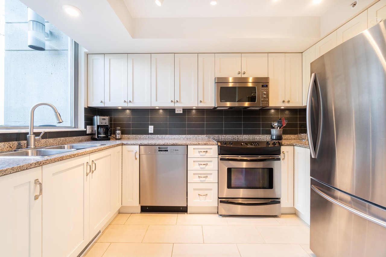 1233 Alberni St