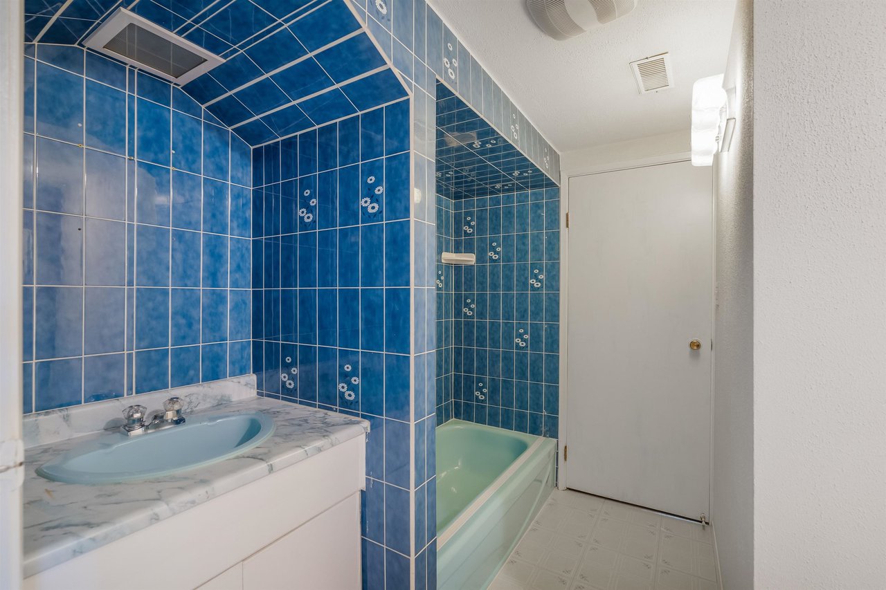 993 Friar Cres
