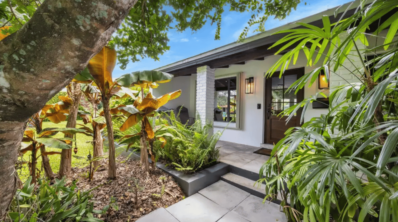 Refined Sophistication: Stunning 3-Bedroom Home in Pinecrest