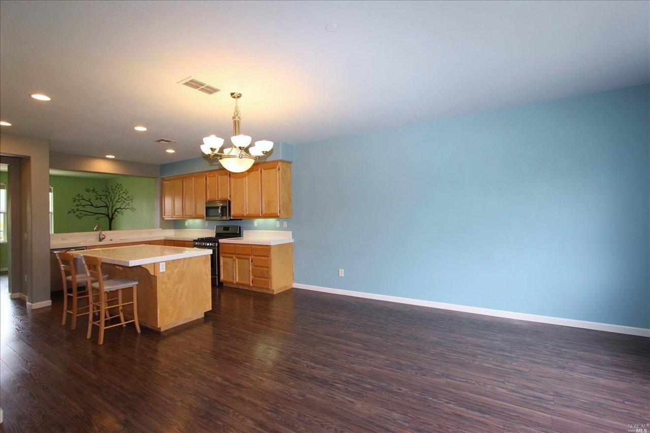 2525 Edgewater Dr