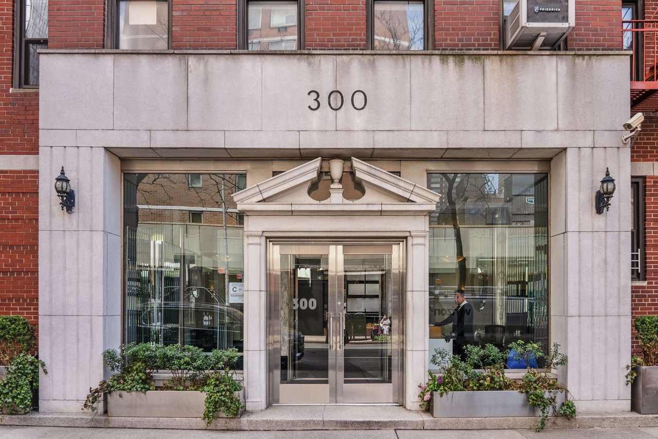 300 W 53RD Street Unit: 2L