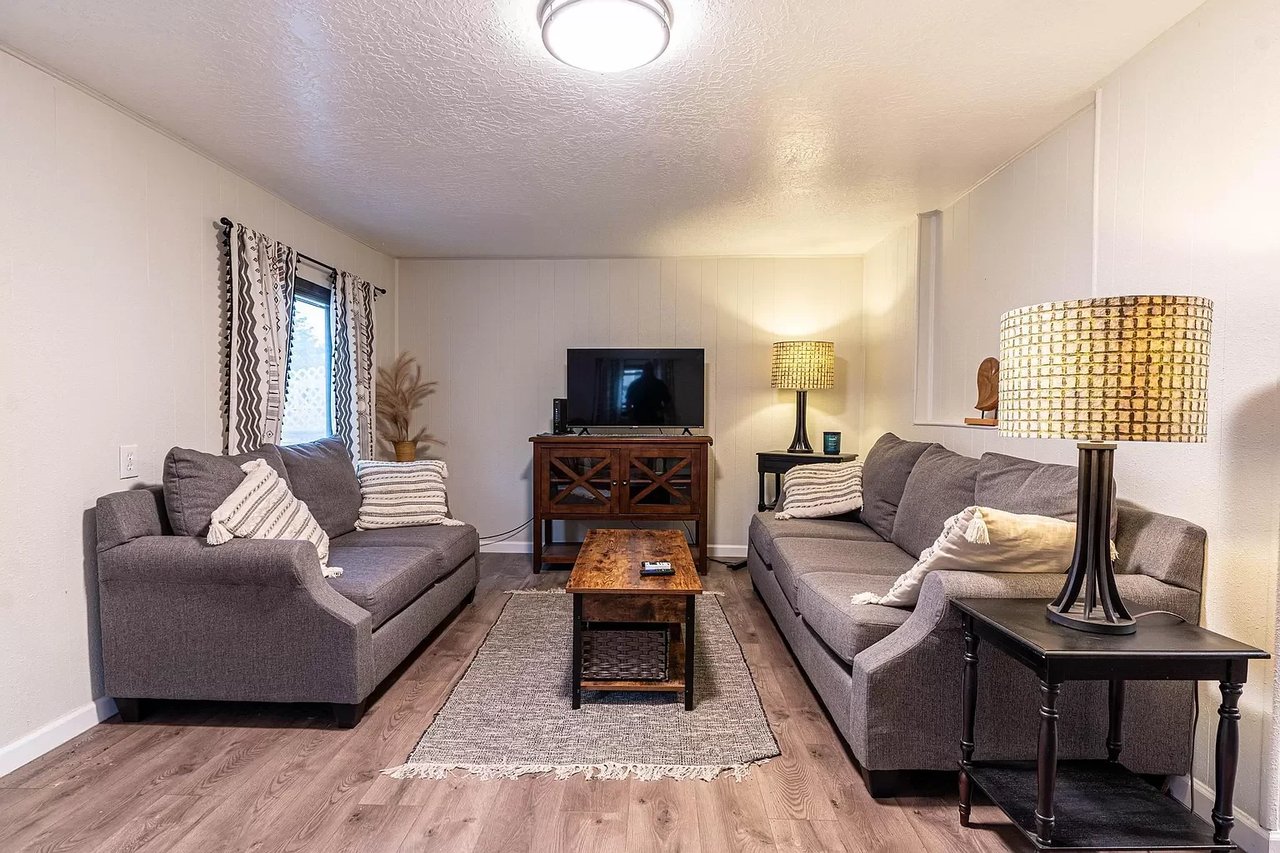 1019 Cerro Vista Rd SW