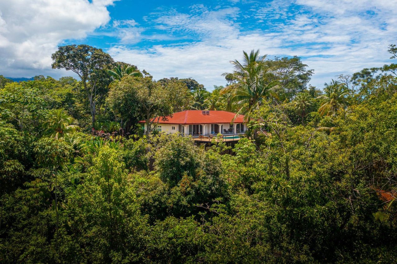 Luxurious Ocean-view Villa:  Your Paradise in Uvita