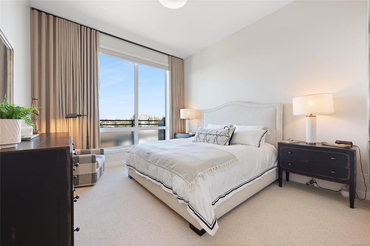 403-1018 Pentrelew Pl