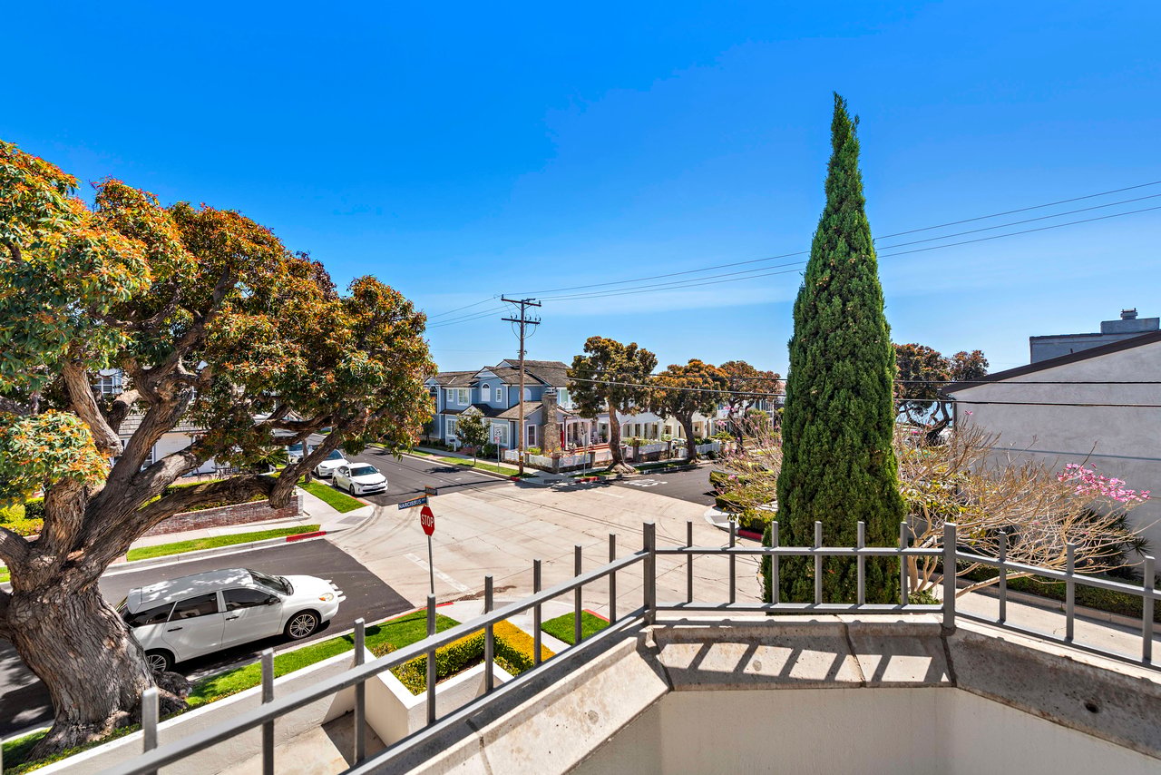 301 Narcissus Avenue