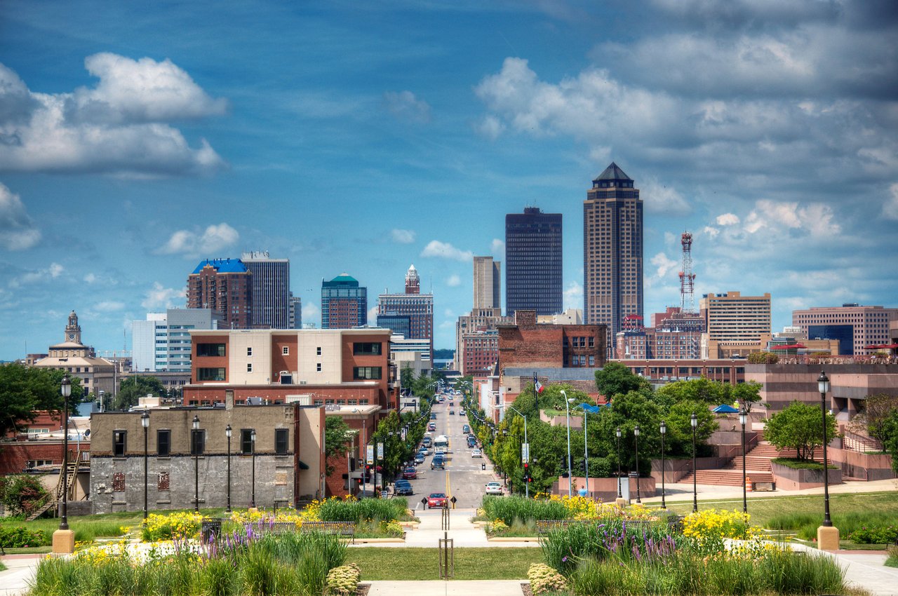 DOWNTOWN DES MOINES &  EAST VILLAGE