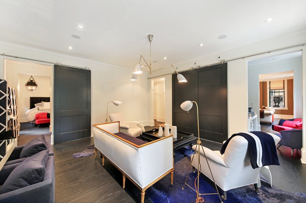 Romantic pied-à-terre in a vintage Gold Coast building 