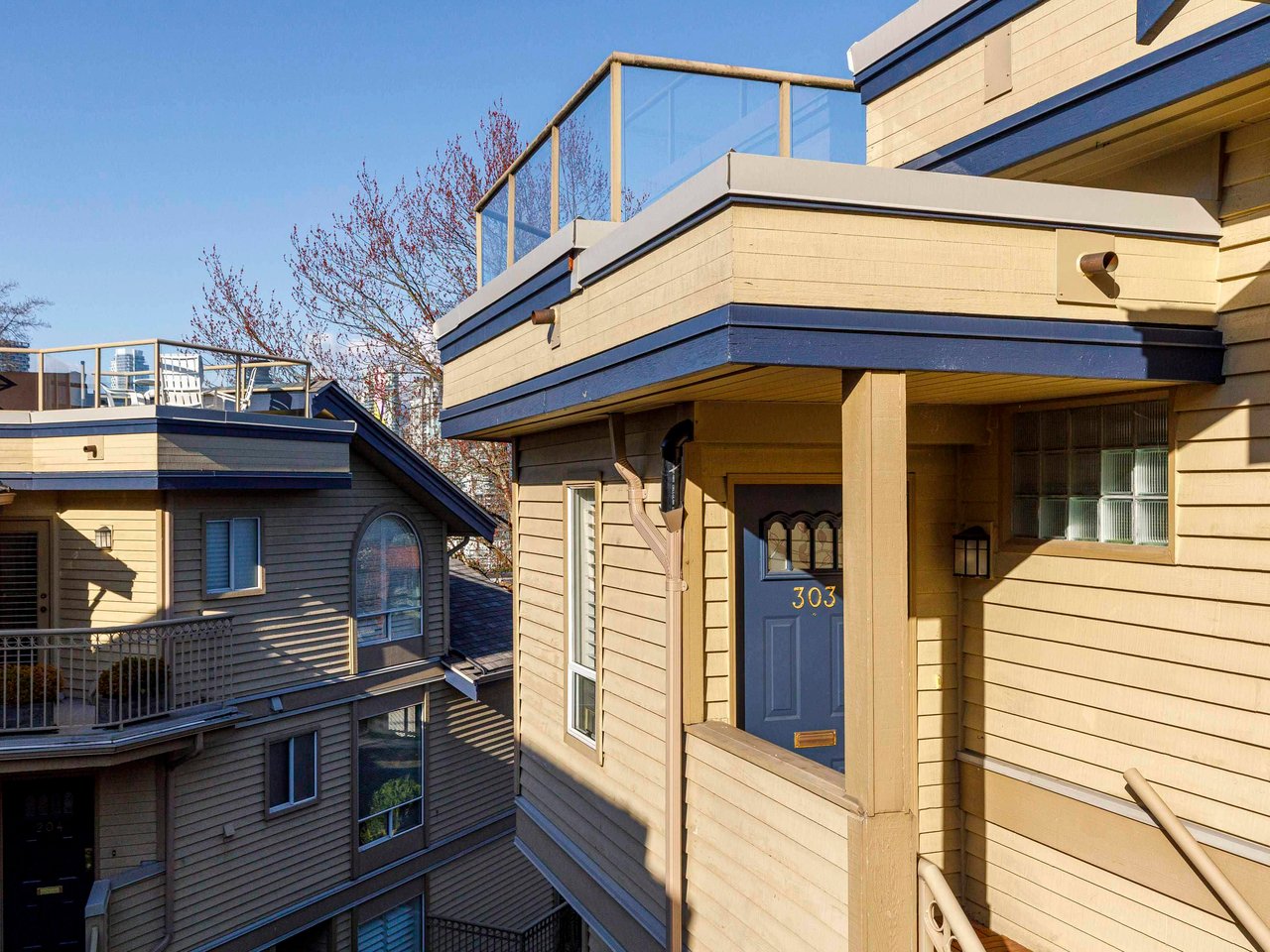 303-1100 W 7th Ave