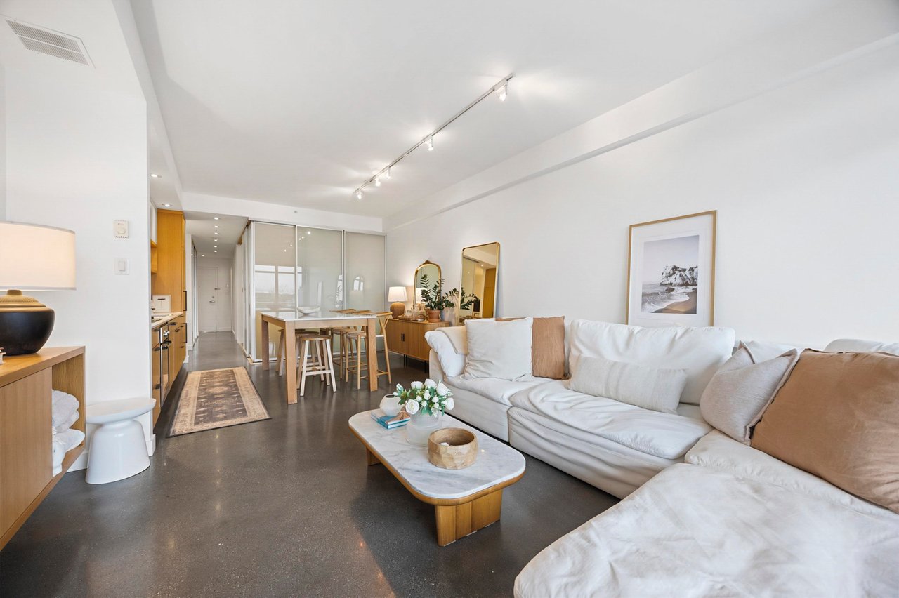404-256 E 2nd Ave