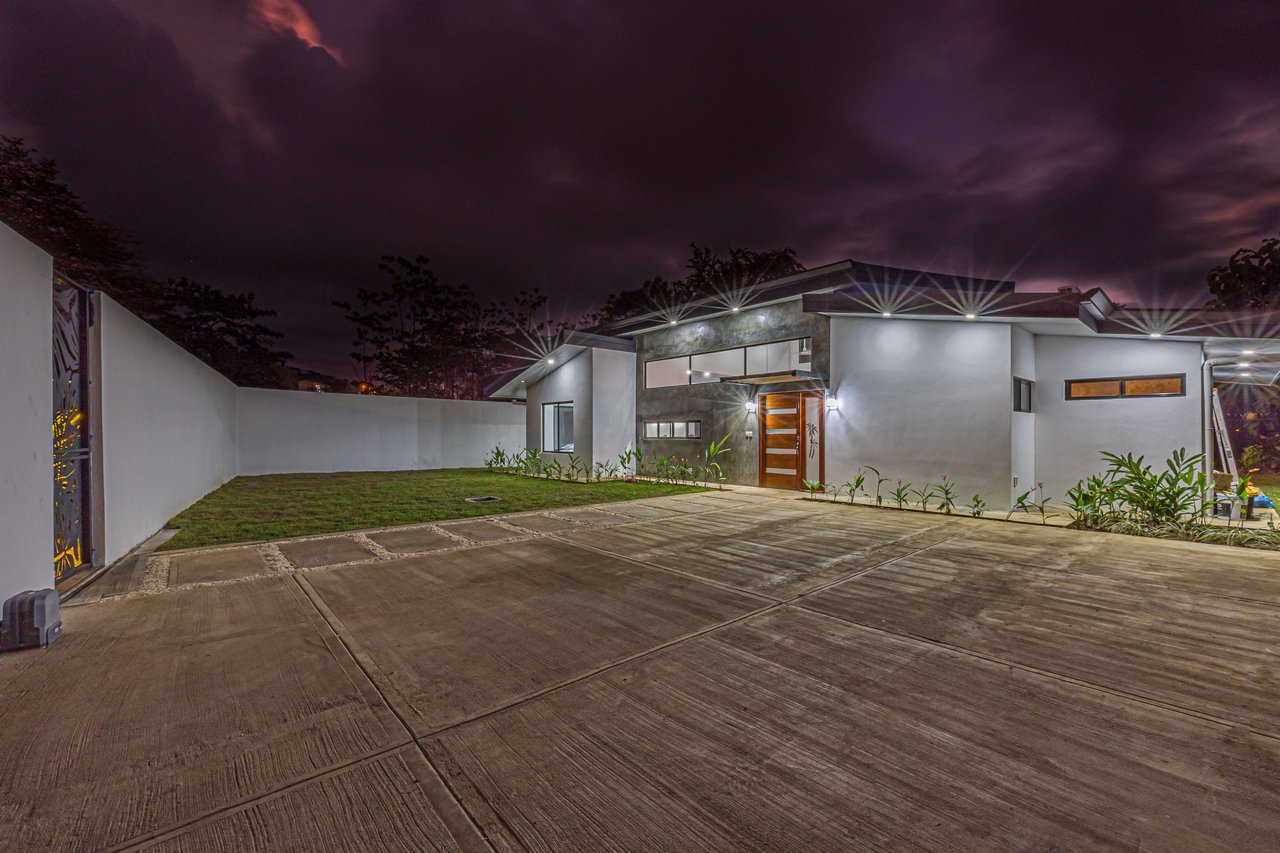 Brand new House in Uvita, 3 Bed, 2Bath. Walk to the Stores