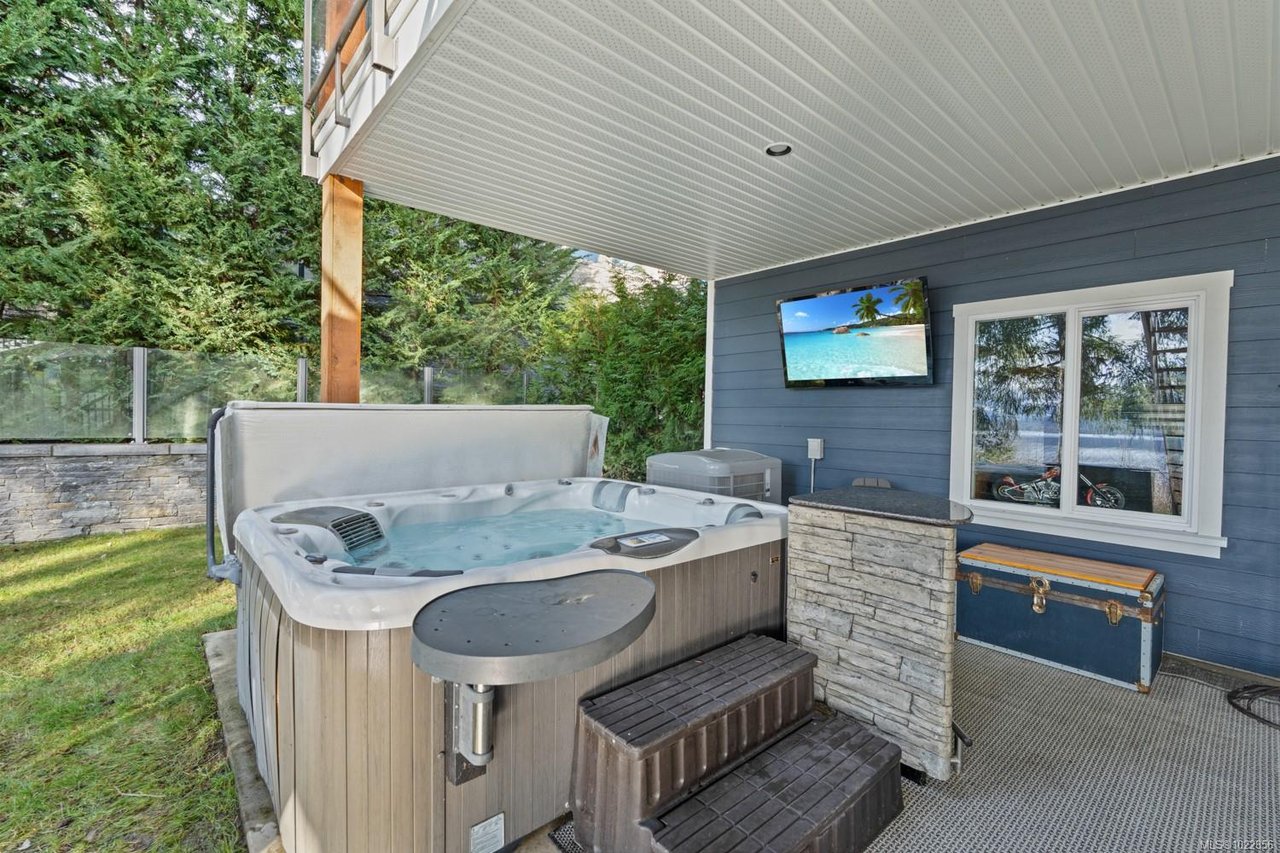 7364 Lakefront Dr, Lake Cowichan