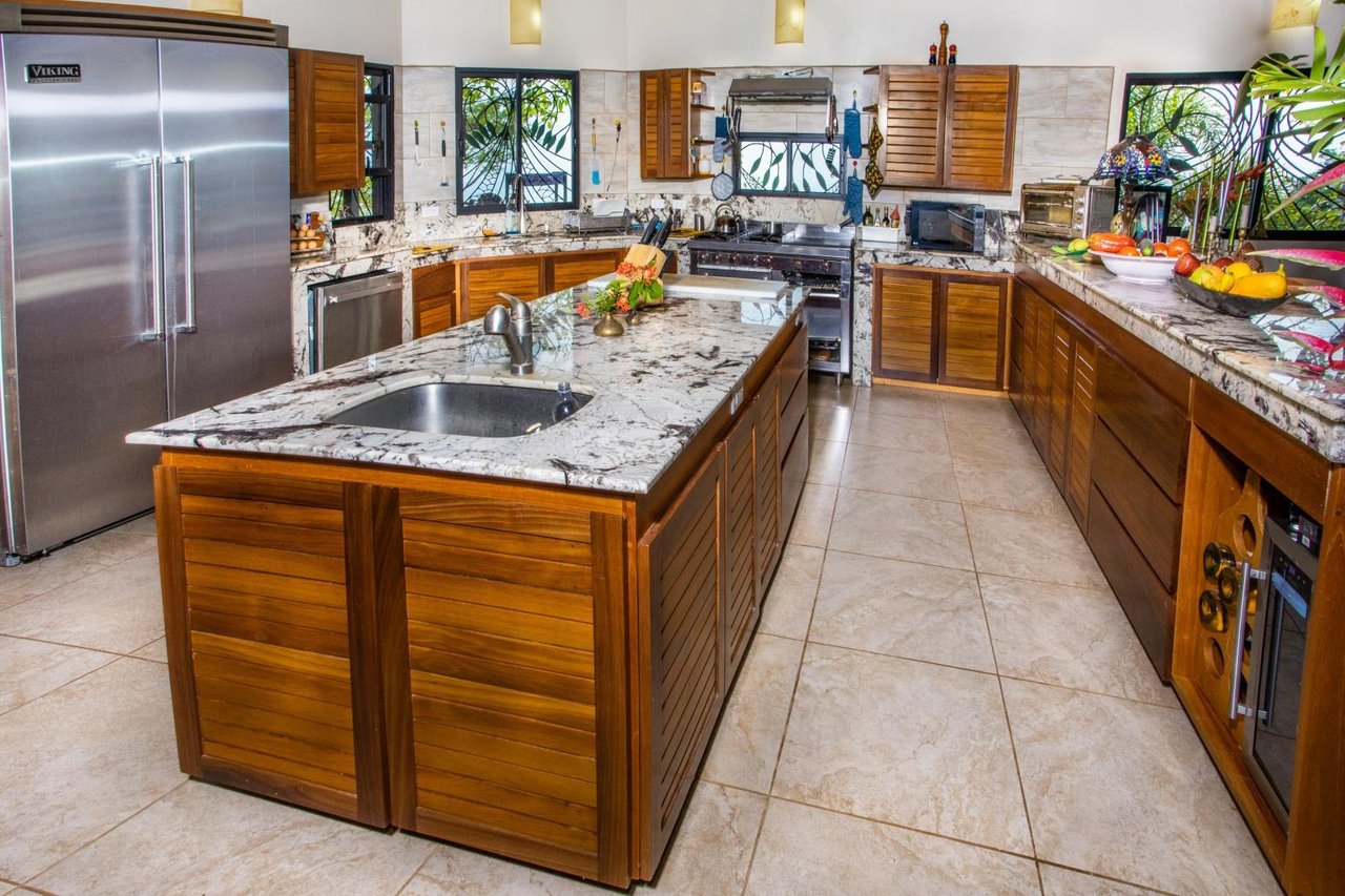 Incredible 7,000 Ft2 Ocean View Home With 200 Acre Reserve!