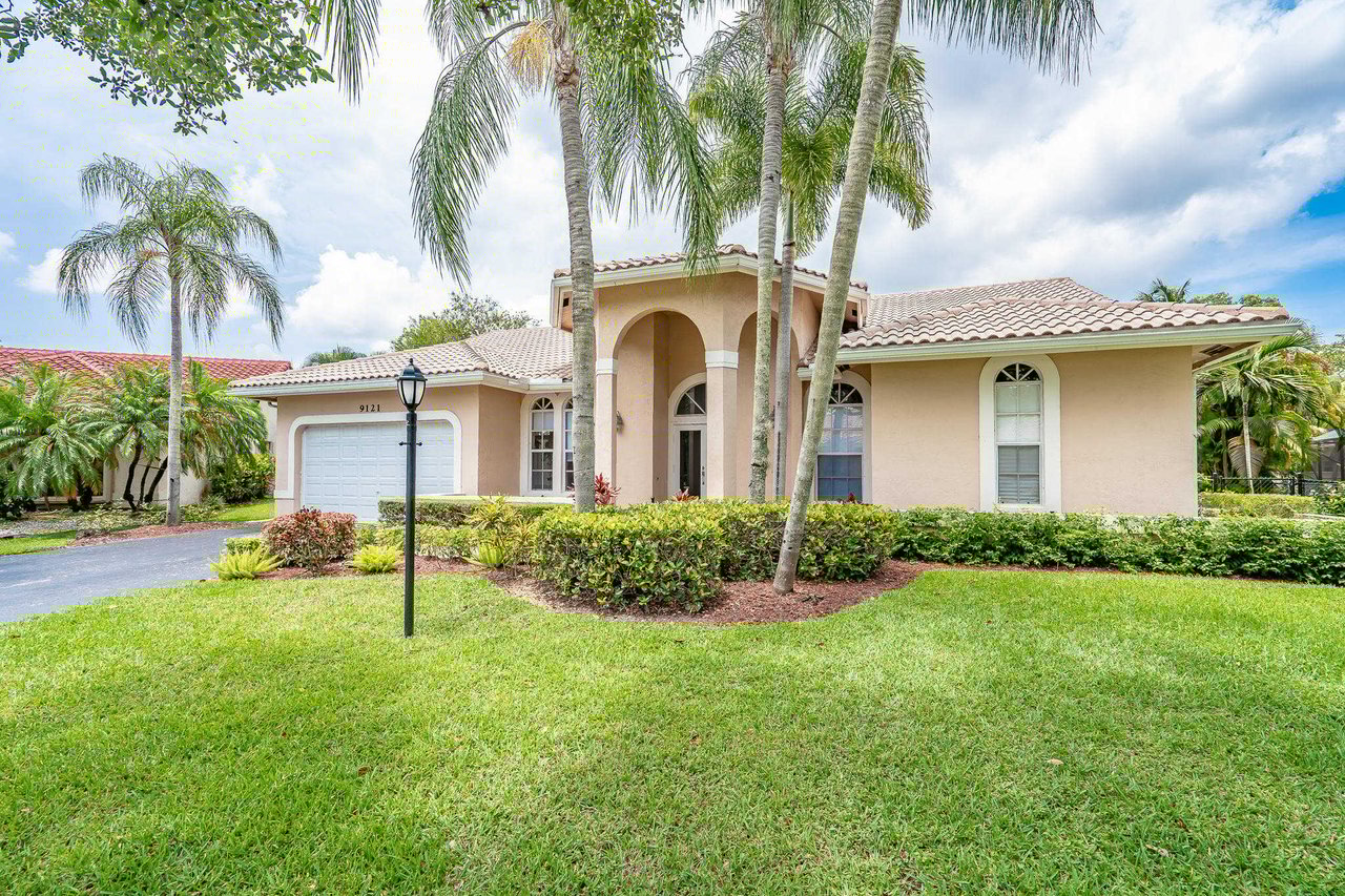 9121 53 Manor