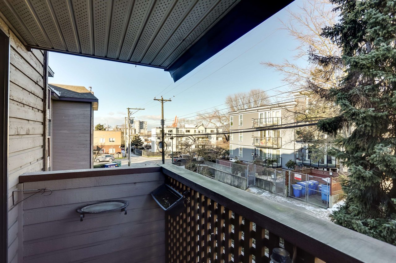 303-2215 Dundas St