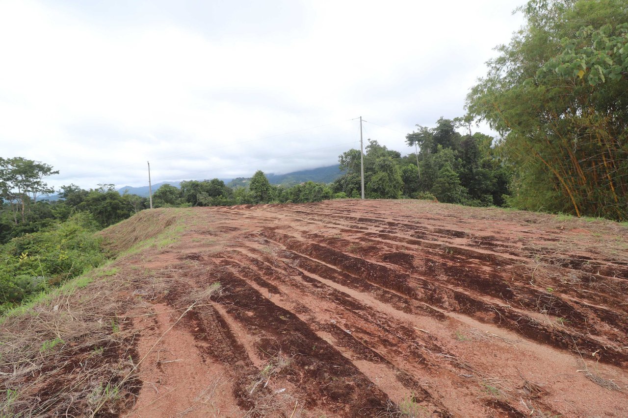 9 acres property with 360 panoramic views and 80m highway frontage